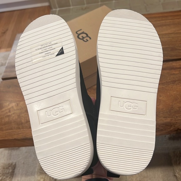 UGG Alameda Mini Boot NWT in Black Size 9 - Picture 9 of 10